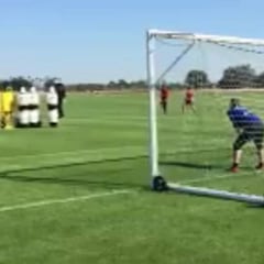 Aránguiz y su tiro libre perfecto en la práctica del Leverkusen