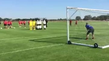 Aránguiz y su tiro libre perfecto en la práctica del Leverkusen