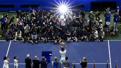 El tenista español Carlos Alcaraz posa para los fotógrafos con el trofeo de campeón del US Open 2022.