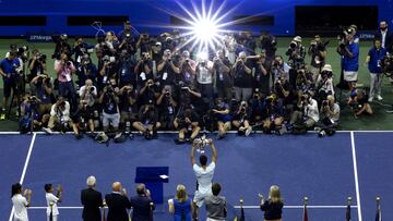 El tenista español Carlos Alcaraz posa para los fotógrafos con el trofeo de campeón del US Open 2022.