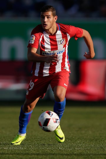 En la temporada 2016-17 recibió su primera convocatoria con el primer equipo del club rojiblanco para un partido contra el Sociedad Deportiva Eibar.