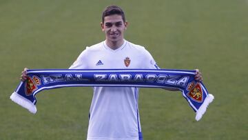 Juan Manuel Sanabria posa con una bufanda del Real Zaragoza en su presentación en La Romareda.