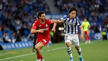 SAN SEBASTIÁN, 22/04/2026.- El defensa del Getafe Juan Iglesias (i) juega un balón ante Take Kubo, de la Real, durante el partido de la jornada 33 de LaLiga que Real Sociedad y Getafe CF disputan este miércoles en el estadio de Anoeta, en San Sebastián. EFE/Juan Herrero
