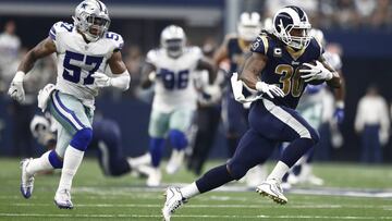 LWS119. Arlington (United States), 01/10/2017.- Los Angeles Rams player Todd Gurley II (R) runs the ball in for a touchdown against the Dallas Cowboys in the second half of their game at AT&amp;T Stadium in Arlington, Texas, USA, 01 October 2017. (Estados Unidos) EFE/EPA/LARRY W. SMITH