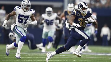 LWS119. Arlington (United States), 01/10/2017.- Los Angeles Rams player Todd Gurley II (R) runs the ball in for a touchdown against the Dallas Cowboys in the second half of their game at AT&T Stadium in Arlington, Texas, USA, 01 October 2017. (Estados Unidos) EFE/EPA/LARRY W. SMITH