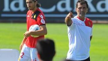 <b>ÓRDENES. </b>Miguel Ángel Nadal hace indicaciones a sus jugadores durante el entrenamiento.