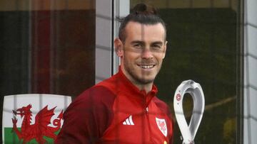 Wales' forward Gareth Bale (C) looks at his teammates taking part in a training session at the Al Saad SC in Doha on November 19, 2022, ahead of the Qatar 2022 World Cup football tournament. (Photo by Nicolas TUCAT / AFP) (Photo by NICOLAS TUCAT/AFP via Getty Images)