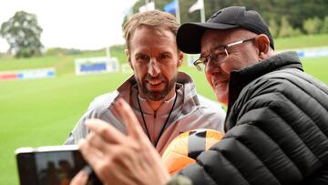 Southgate, en la imagen haciéndose un selfie, se encontró con las bajas de Sterling y Lallana.