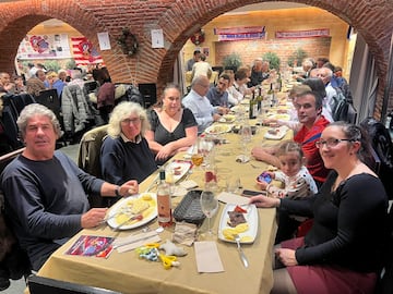 Asistentes en la cena del VIII aniversario de la peña atlética Nunca Dejes de Creer. 