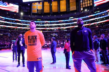 Luka Doncic y LeBron James juntos antes del inicio del partido frente a los Utah Jazz.