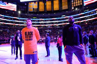 Luka Doncic y LeBron James juntos antes del inicio del partido frente a los Utah Jazz.