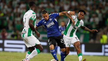 Leonardo Castro diputando un balón con Nelson Palacio en el juego de ida de la final de la Liga BetPlay I-2023 entre Atlético Nacional y Millonarios.