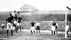 Ofrecemos un repaso por el estadio de fútbol más antiguo de cada uno de los países con mayor tradición futbolística del mundo a lo largo de la historia. En la foto, el estadio Bramall Lane durante un partido entre Inglaterra y Escocia en 1903.
