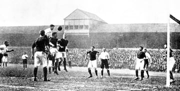 Ofrecemos un repaso por el estadio de fútbol más antiguo de cada uno de los países con mayor tradición futbolística del mundo a lo largo de la historia. En la foto, el estadio Bramall Lane durante un partido entre Inglaterra y Escocia en 1903.