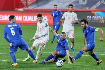 Morata remata rodeado de jugadores griegos en el partido disputado el pasado jueves en Los Cármenes.