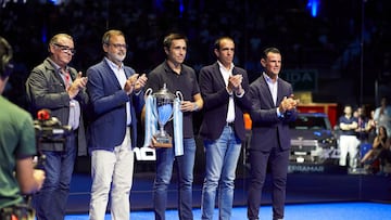 Belasteguín en el centro, entre el embajador de Argentina (le entregó un trofeo por su trayectoria) y Luigi Carraro, presidemte de la FIP.