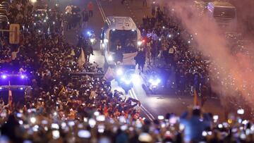 Recibimiento al bus del Real Madrid en la ida de octavos de final de la Champions contra el PSG en febrero de 2018.