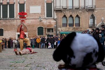 El artista callejero llamado 'Arteare' realiza expresiones tradicionales de arte oriental entre fakirismo, danza y fuego, durante el espectáculo callejero inaugural del Carnaval de Venecia.