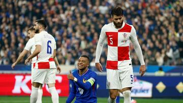 Soccer Football - Nations League - Quarter Final - Second Leg - France v Croatia - Stade de France, Saint-Denis, France - March 23, 2025 France's Kylian Mbappe reacts as Croatia's Duje Caleta-Car looks on REUTERS/Sarah Meyssonnier
