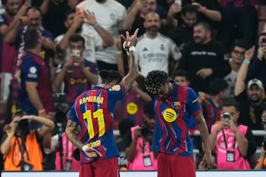 Celebración de los jugadores del Barcelona, Raphinha y Lamine Yamal, tras uno de los goles del club blaugrana.