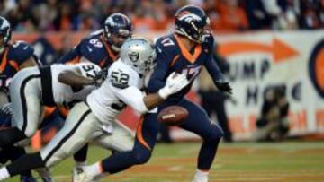 Khalil Mack fuerza un fumble a Brock Osweiler.