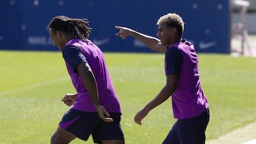 Lamine Yamal junto a Jules Koundé en el último entrenamiento antes de enfrentarse al PSG.