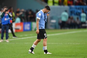 Los nervios, primero, y la desolaci車n, despu谷s, en Luis Su芍rez tras quedar su selecci車n eliminada del Mundial en la recta final del partido al ganar Corea a Portugal.