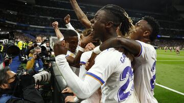 Camavinga celebra en la grada su gol, el 1-1, en el Real Madrid-Real Sociedad.