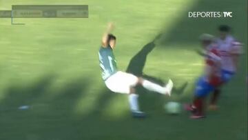 La entrada m¨¢s viral: arrolla a dos jugadores del equipo del que es propiedad