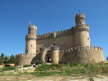También pertenece al Parque Nacional de Guadarrama. En el nos encontramos con su imponente castillo del siglo en el que encontramos armaduras, pinturas, tapices flamencos y piezas de mobiliario de esta antigua fortaleza.

