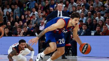 BARCELONA, 05/01/2024.-El base argentino del Fc Barcelona Nico Laprovittola (d), se desmarca de el base norteamericano del Saski Baskonia Markus Howard (i),durante el partido de la jornada 19 de la EuroLiga disputado en el Palau Blaugrana entre el Fc Barcelona y el Saski Baskonia.- EFE/ Quique García