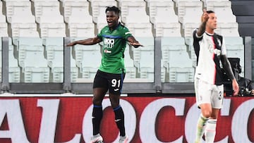 Duván Zapata celebrando su gol con Atalanta ante Juventus.