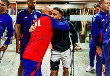 Los internacionales lesionados visitaron a sus compañeros antes de los encuentros de la Nations League contra Dinamarca y Serbia.En la imagen, Dani Carvajal con Luis de la Fuente.