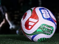 Trionda, el balón oficial de la Copa del Mundo FIFA 2026 que se celebrará en Estados Unidos, México y Canadá, fue presentado en Nueva York. (Photo by CHARLY TRIBALLEAU / AFP)