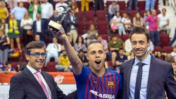 GRAF4385. CIUDAD REAL, 05/05/2019.- El jugador del FC Barcelona Ferrao (c) recibe el trofeo como mejor jugador de la final tras la final de la Copa del Rey de f&uacute;tbol sala que Bar&ccedil;a Lassa y Ja&eacute;n Para&iacute;so Interior disputaron esta tarde en el pabell&oacute;n Quijote Arena de Ciudad Real. EFE/ Mariano Cieza