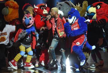 Pharrell Williams, rodeado por algunas de las mascotas de la NBA.