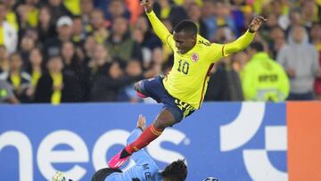 Colombia's Alexis Castillo (R) vies for the ball against Uruguay's Mathias De Ritis (L) during the South American U-20 championship football match at El Campin stadium in Bogota, Colombia on January 31, 2023. (Photo by DANIEL MUNOZ / AFP) (Photo by DANIEL MUNOZ/AFP via Getty Images)