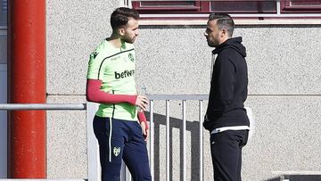 Pedro L&oacute;pez charlando con Mayoral durante una sesi&oacute;n de entrenamiento recientemente en Bu&ntilde;ol.