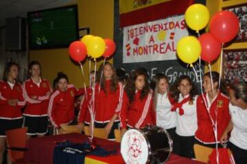 12/06/15 FUTBOL FEMENINO MUNDIAL DE CANADA
La expedición española al completo visitó la Casa Española en Montreal. Las 23 internacionales fueron recibidas como auténticas estrellas