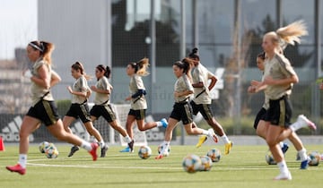 Asllani, Olga Carmona, Kenti Robles, Marta Cardona, Malena Ortiz, Daiane y Jakobsson, jugadoras del Real Madrid durante el primer entrenamiento del equipo.