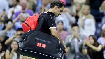 Roger Federer abandonda la pista tras caer ante Grigor Dimitrov en cuartos de final del US Open en el USTA Billie Jean King National Tennis de Flushing Meadows, New York City.