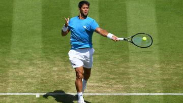 Fernando Verdasco devuelve una bola Sam Querrey durante su partido en el Nature Valley International de Eastbourne, Reino Unido.