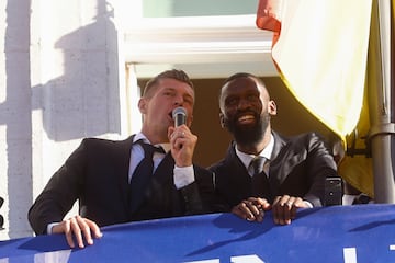 Rüdiger y Toni Kroos celebran en el balcón de la Comunidad.