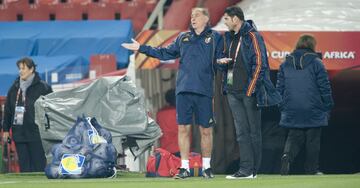 Toni Grande, ayudante de Vicente del Bosque, revisaba junto a Fernando Hierro, director deportivo de la Selección, revisan el estado del terreno de juego del estadio Ellis Park, escenario del segundo encuentro de la Selección española. Las quejas procedían del estado del césped que para algunos jugadores no estaba a buen nivel.