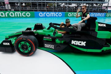 Durante el Gran Premio de Miami 2025, los 20 pilotos de Frmula 1 desfilaron en rplicas a tama?o real de sus monoplazas, construidas con aproximadamente 400.000 piezas de LEGO cada una. Estas versiones elctricas, con neumticos Pirelli reales, alcanzaban hasta 20 km/h y fueron creadas en colaboracin con LEGO. El desfile reemplaz al tradicional camin de presentacin, ofreciendo una experiencia ms creativa, que gener entusiasmo tanto en la pista como entre los espectadores. La iniciativa busca acercar el espectculo de la F1 a los fans.