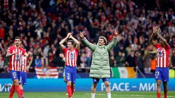 Griezmann celebra con la afición del Atlético el pase a cuartos de final de la Champions.