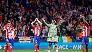 Griezmann celebra con la afición del Atlético el pase a cuartos de final de la Champions.