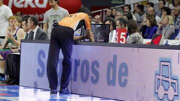 Un árbitro emplea el Instant Replay para revisar una jugada del Real Madrid-Unicaja.