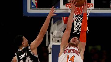 Willy Hernangomez realiza un mate de espaldas en el partido ante New York Knicks.