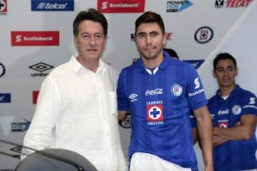 Llegó con Rafael Baca y José Villarreal al Cruz Azul. Solamente jugo un partido y en ese anotó. Actualmente milita en el D.C. United.